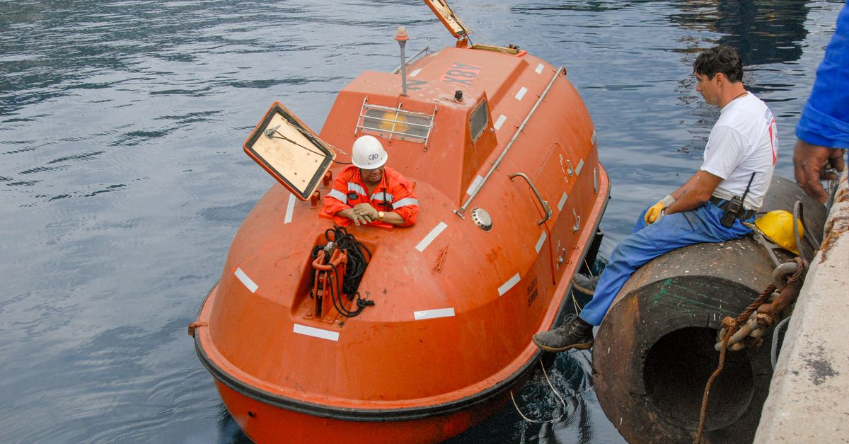 India Advises Against Deploying Seafarers on Strait of Hormuz Voyages