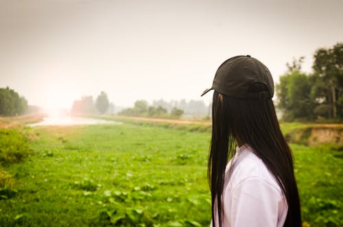 戴著黑帽子的女人