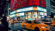 时代广场夜色充满活力，交通繁忙，建筑灯火通明