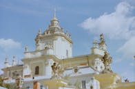 优雅的巴洛克式教堂，在充满活力的蓝天下，展现出华丽的雕塑