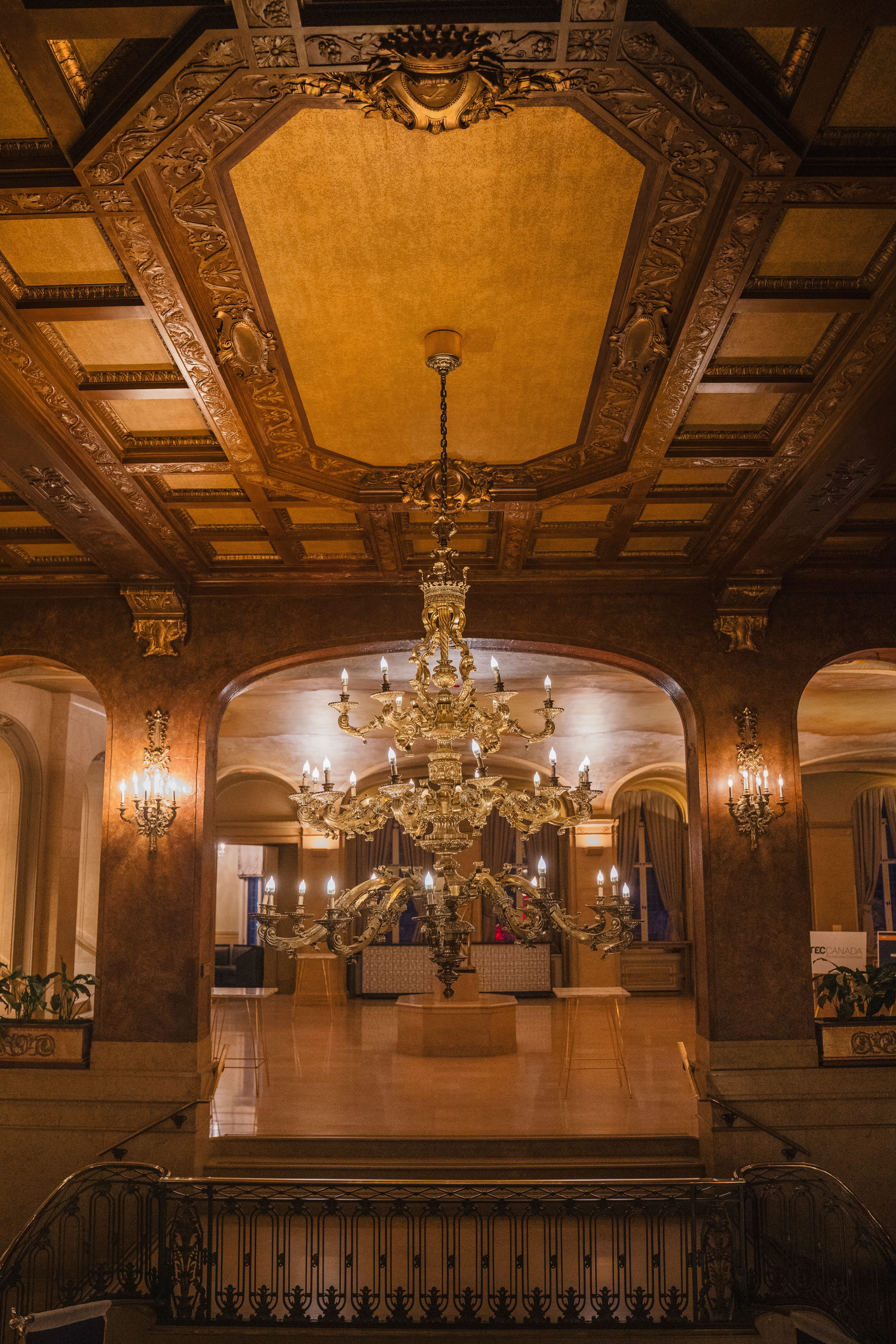 Elegant Chandelier in Luxurious Hotel Lobby · Free Stock Photo