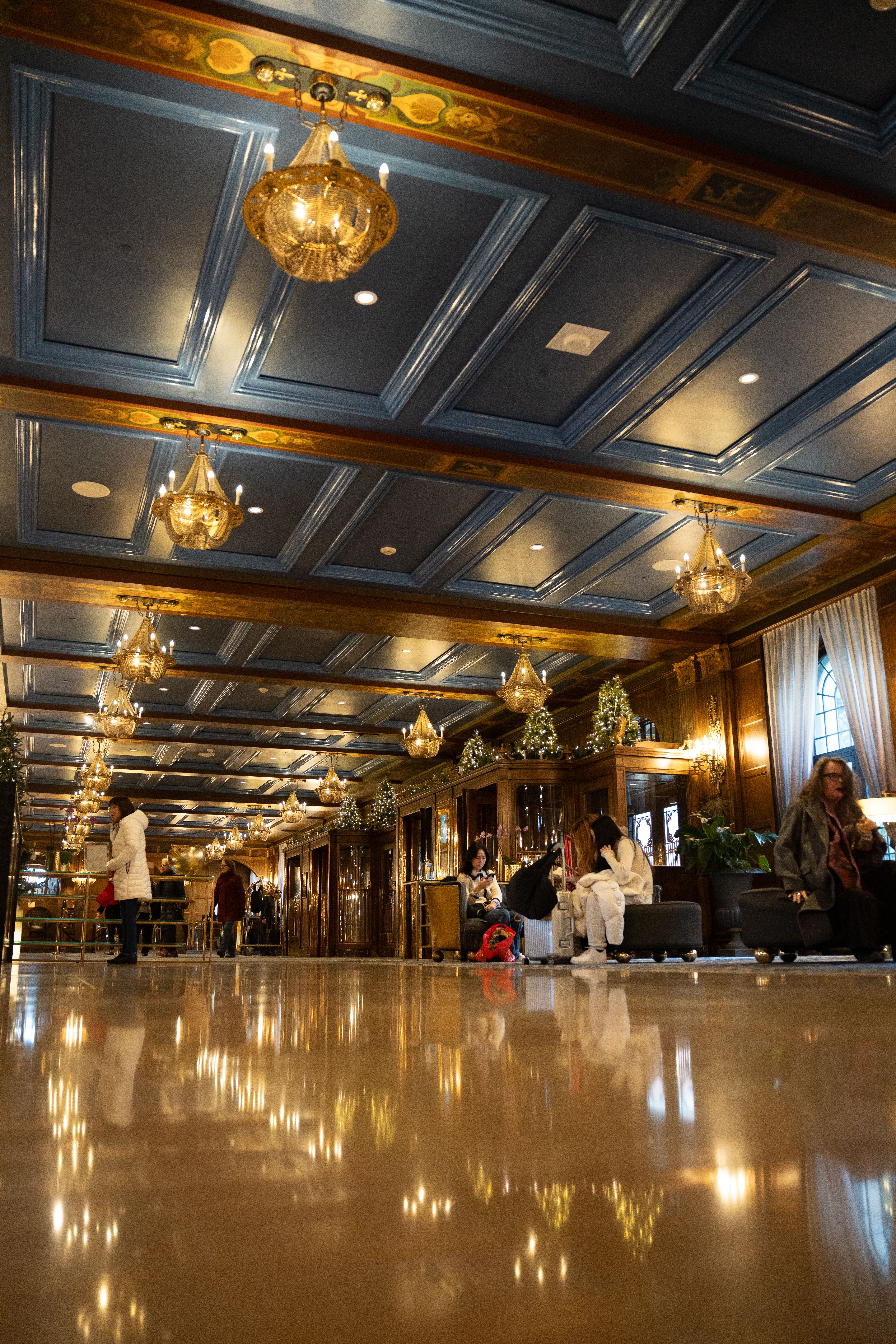 Elegant Hotel Lobby with Luxurious Chandeliers · Free Stock Photo