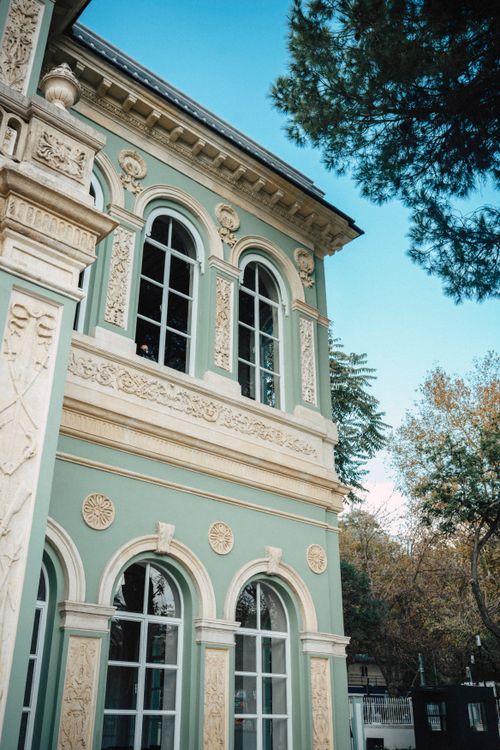 Elegant Historical Building with Ornate Facade · Free Stock Photo
