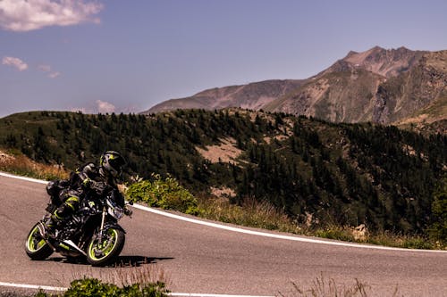 Persona In Sella A Moto Su Strada