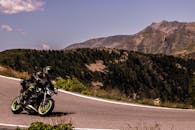 在意大利蜿蜒的山路上，体验高速摩托车冒险，欣赏壮丽景色