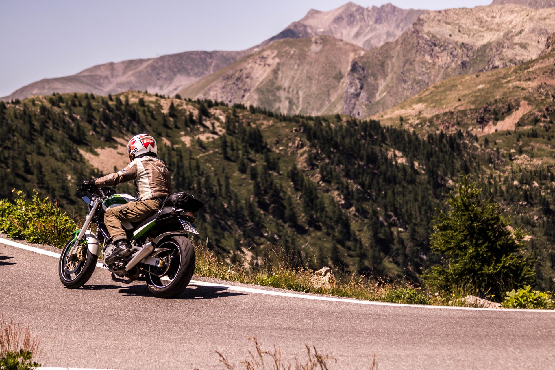 BMW GS en carretera de montaña