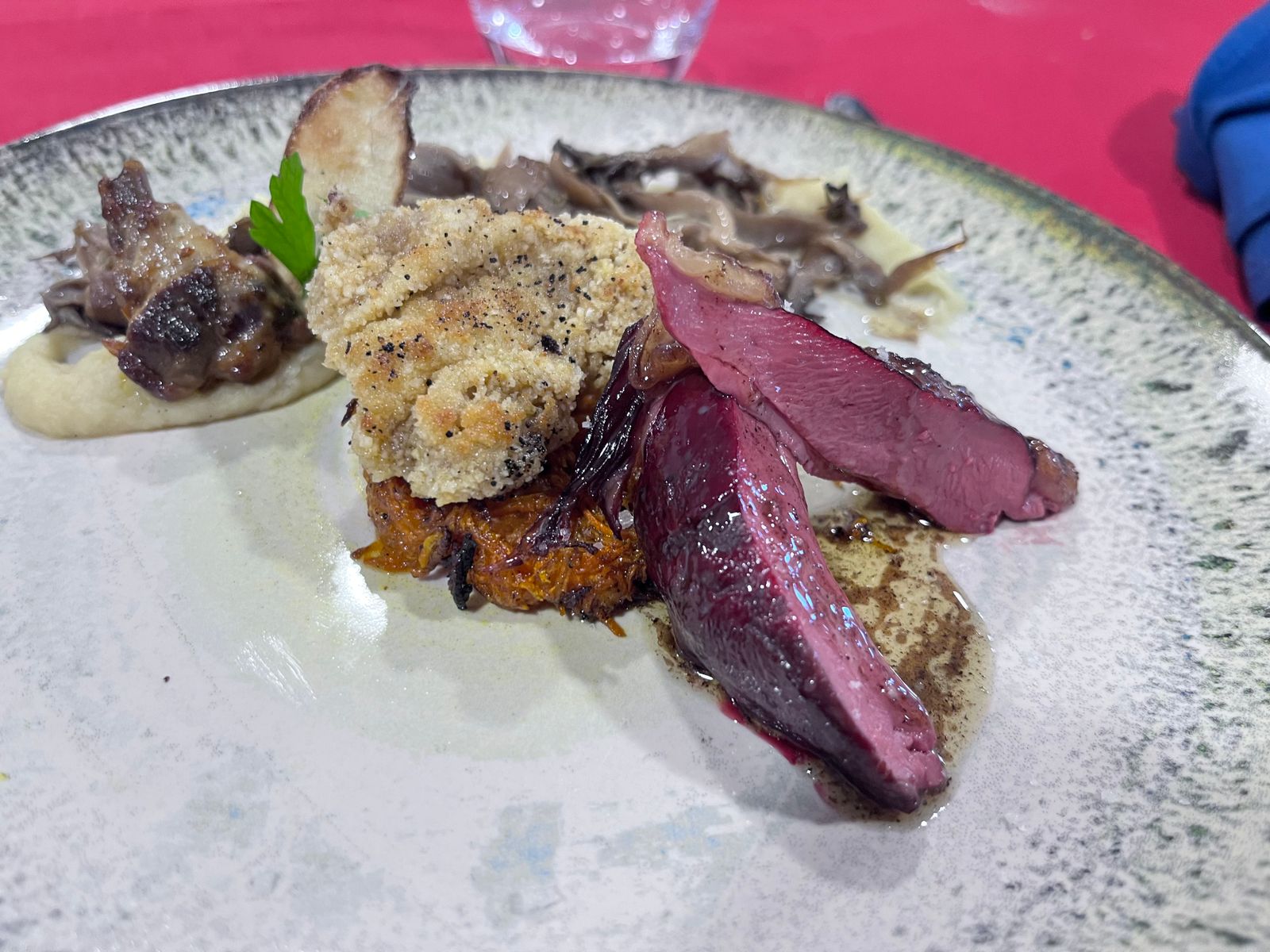 Magret de canard dressé avec champignons, crumble et purée de panais