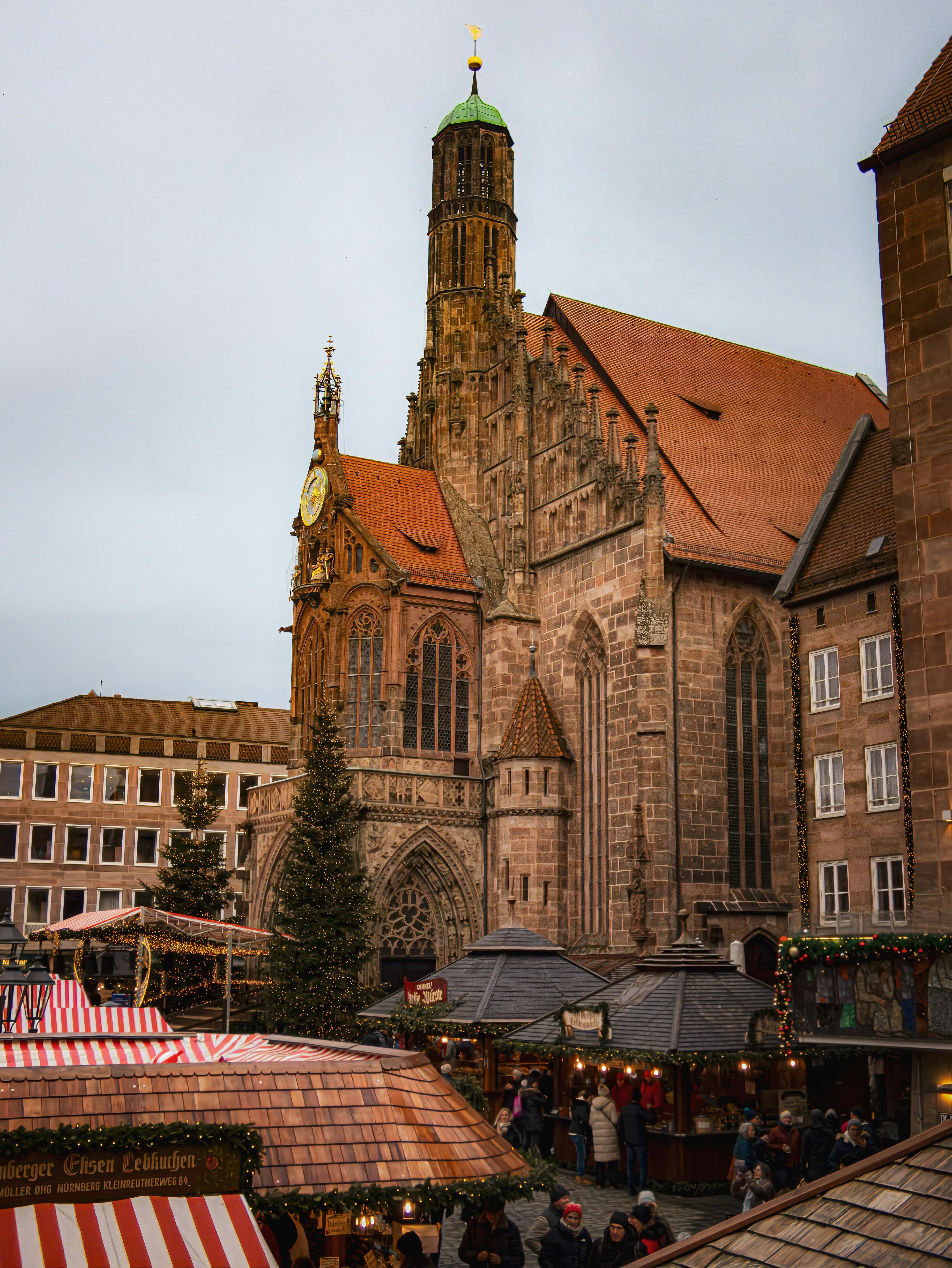 nuremberg christmas market at frauenkirche