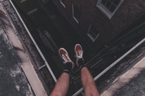 Foto profissional grátis de arranha-céu, balançando, calçados