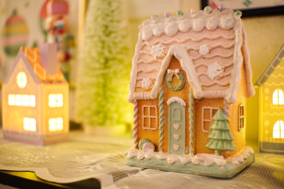 Maison En Pain D'épices Festive Avec Lumières De Noël · Photo gratuite