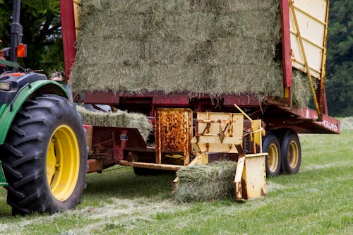 Foto profissional grátis de chácara, enfardadeira de feno, equipamento pesado