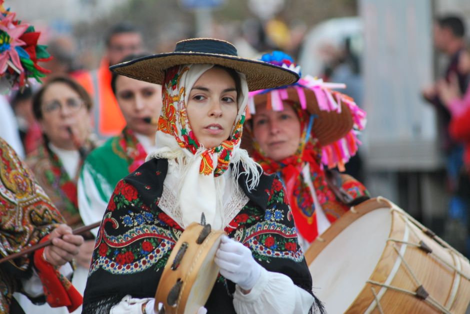 Mujeres con coloridos trajes tradicionales participan en un vibrante desfile cultural.