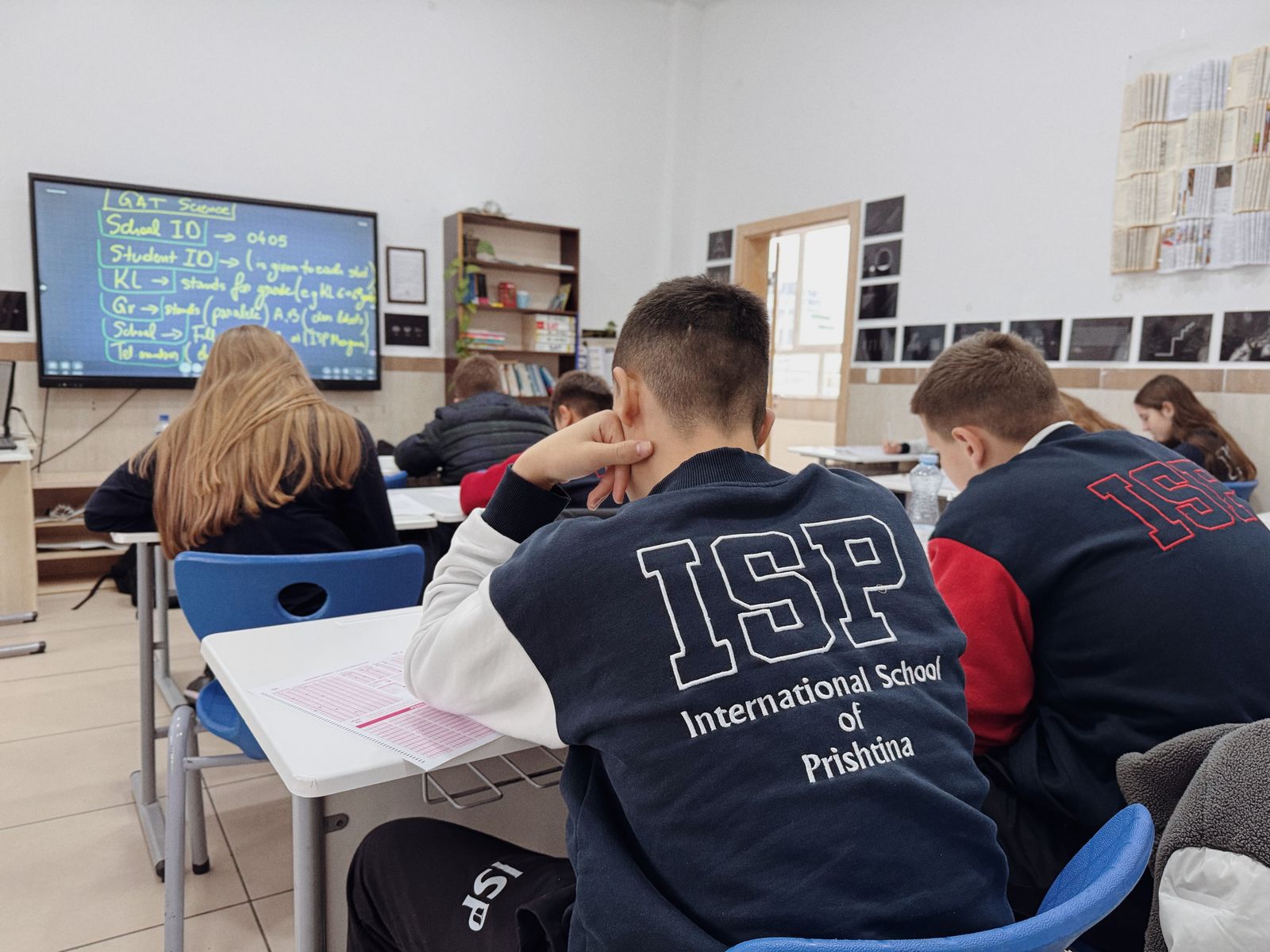 Старшокласники на уроці в класі