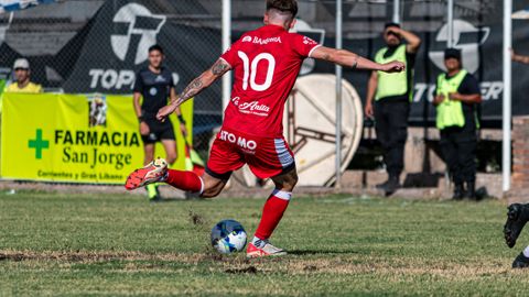 The full-back's choice between running past and staying behind