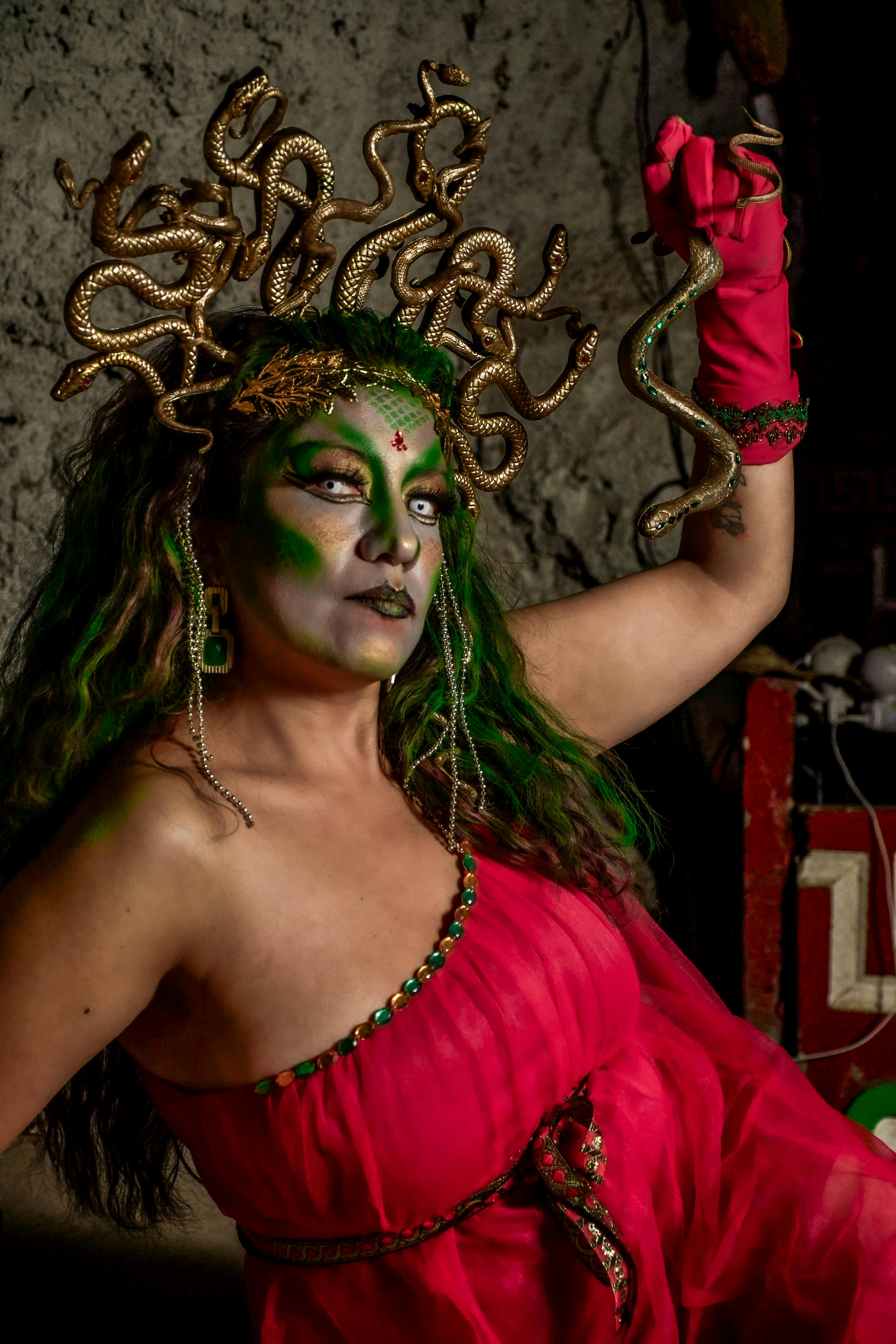 Ücretsiz Yılanlı başlığı ve cesur makyajıyla canlı Medusa kostümü giyen bir kadın. Stok Fotoğraflar