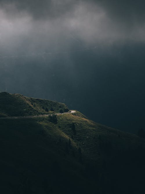 бесплатная Живописный вид на гору под пасмурным небом Стоковое фото