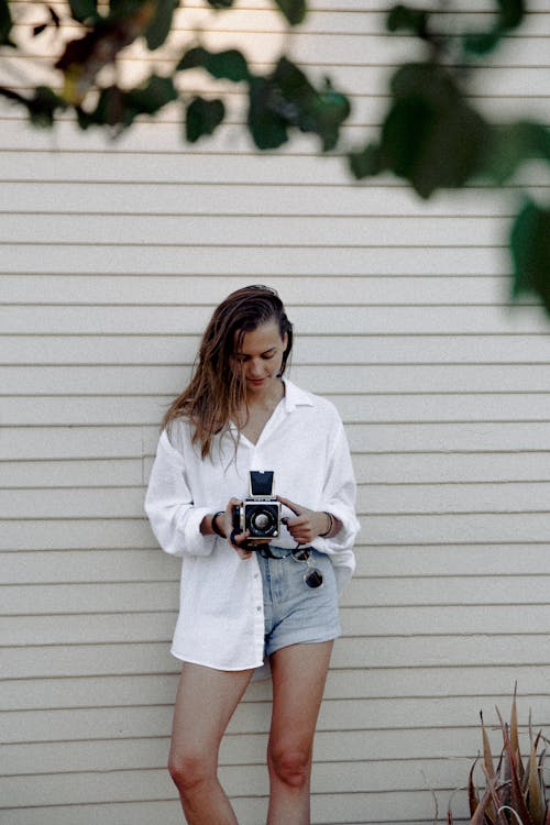 Mujer En Camisa Blanca Con Cuello Abotonado