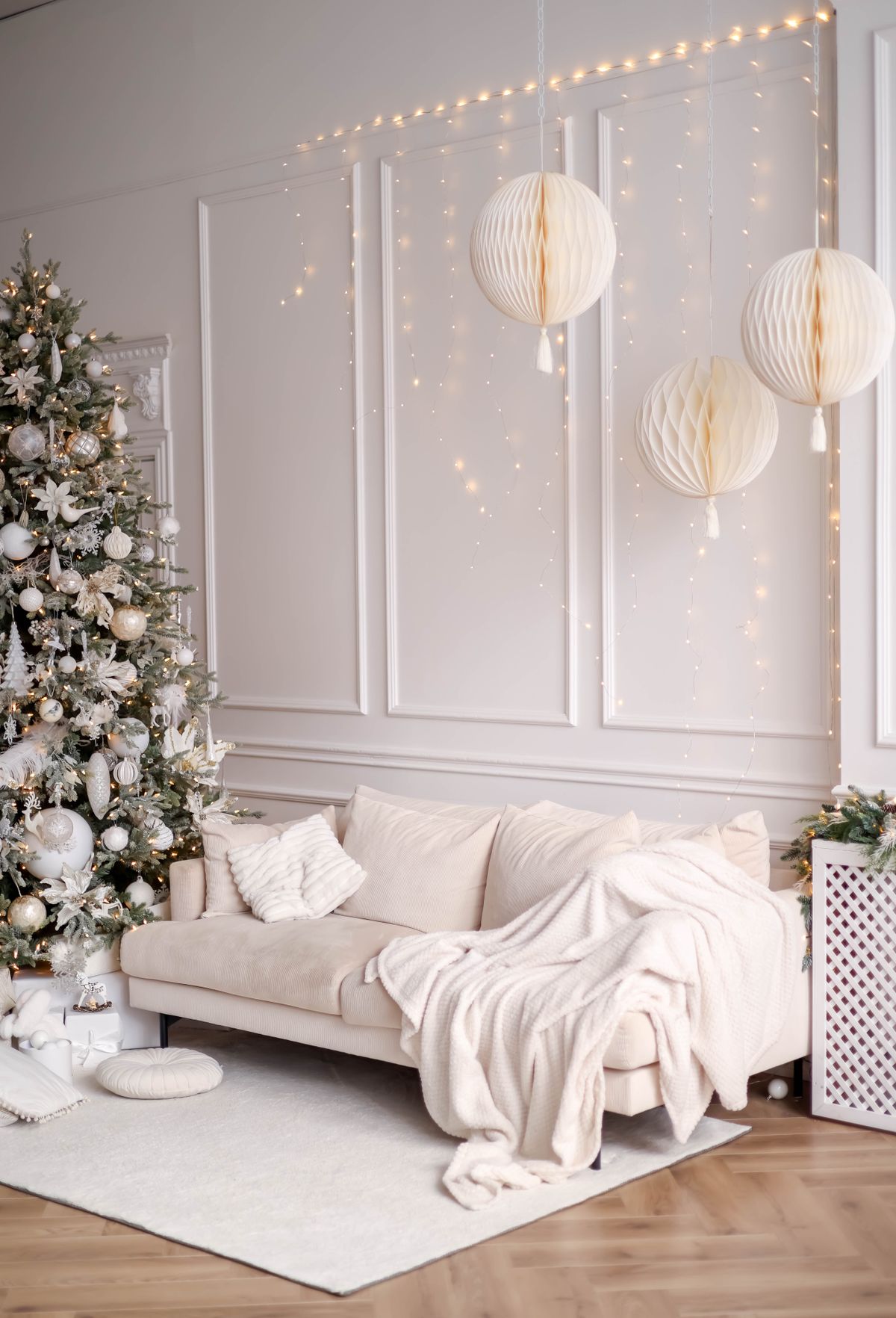 Árvore de Natal branca em sala elegante Sala decorada para o Natal com árvore branca e sofá aconchegante
