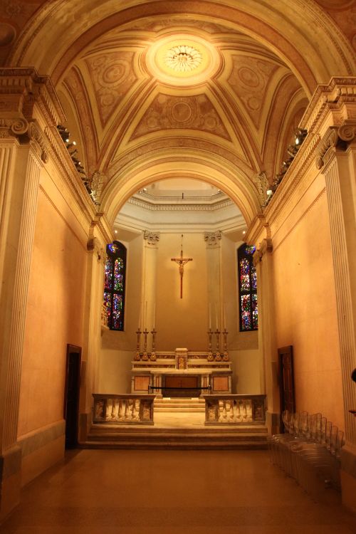 Elegant Basilica Interior in Milan, Italy · Free Stock Photo
