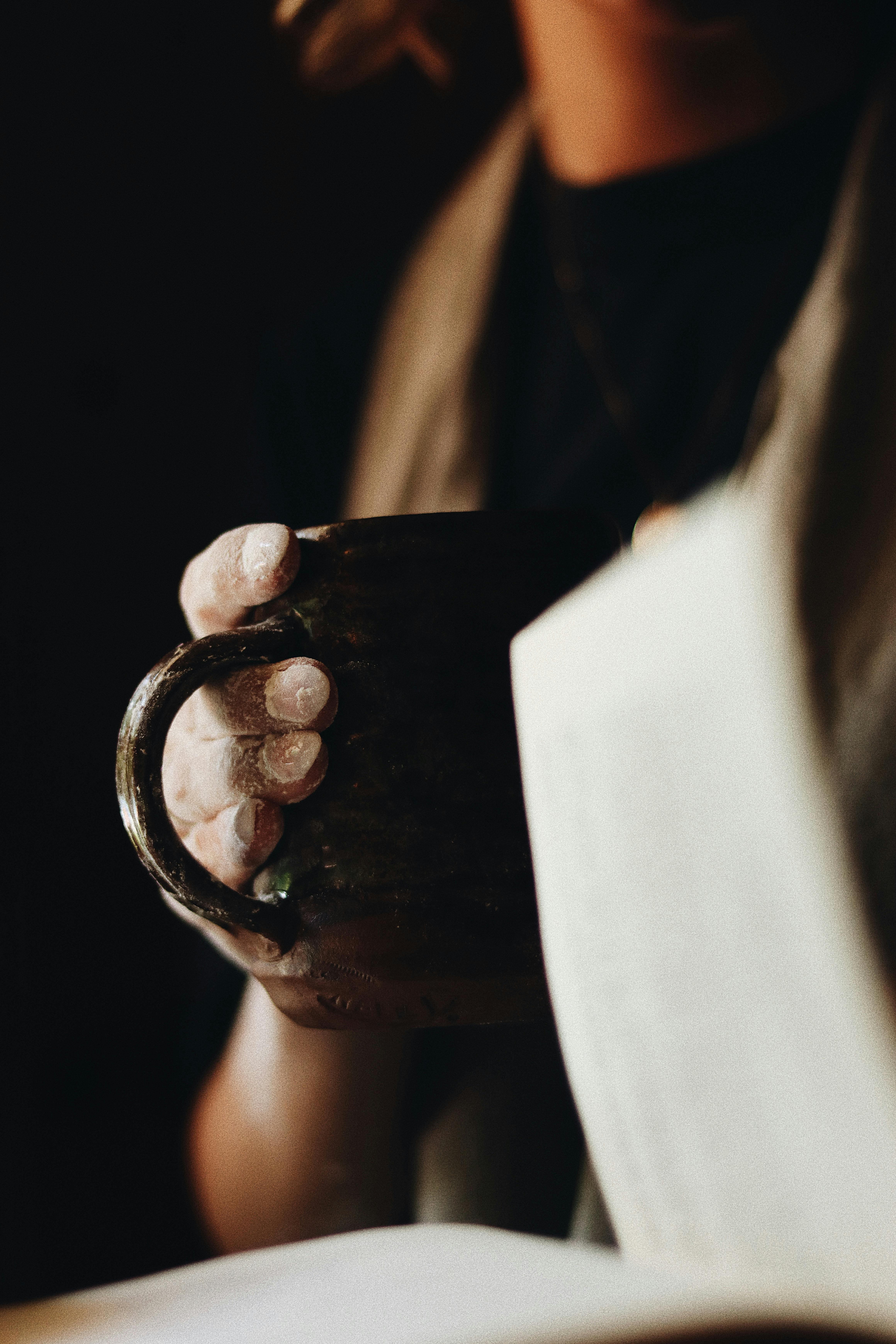 Gratis Tomando Café Mientras Horneo Pan + Leyendo Recetas Foto de stock