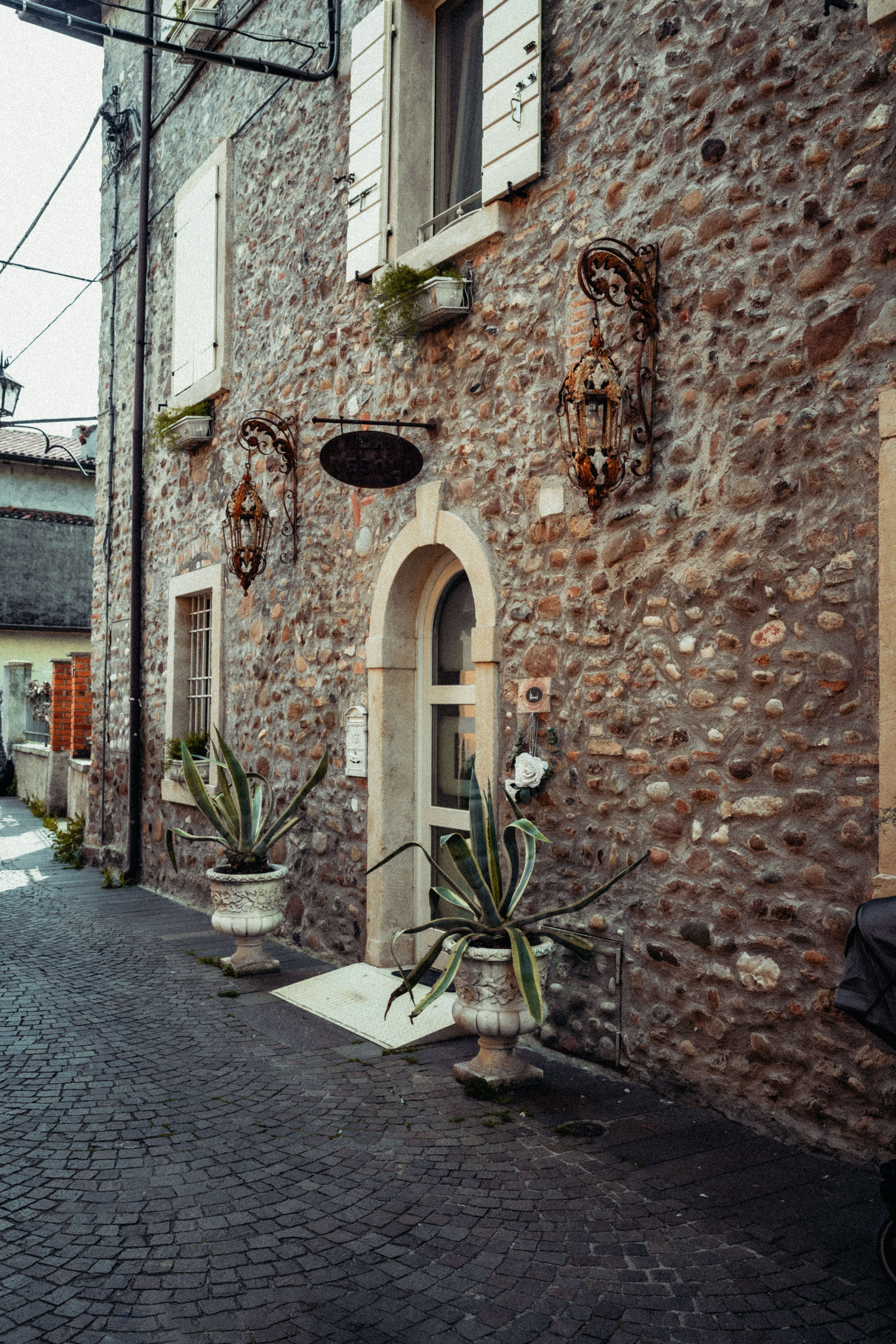 Charming Stone House Facade in Quaint Alleyway · Free Stock Photo