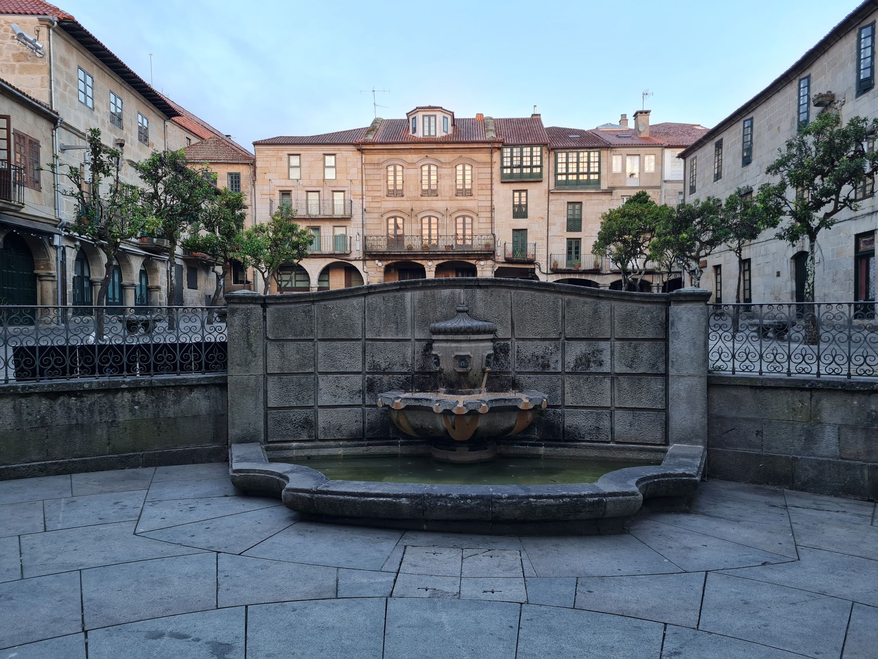 La fuente de piedra de una plaza soportalada del casco antiguo de Pontevedra