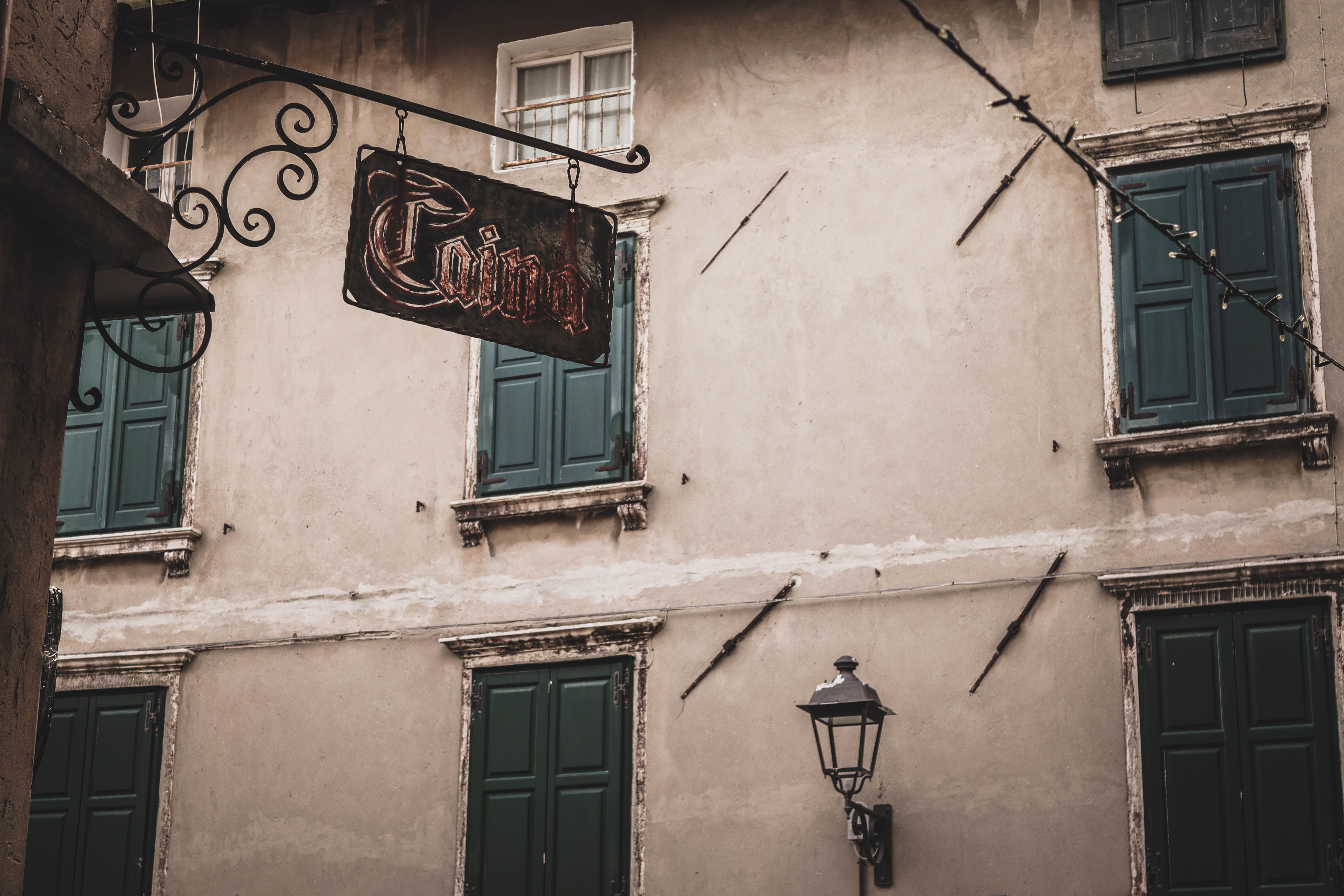 Letrero De Calle Antiguo En Edificio Histórico · Foto de stock gratuita