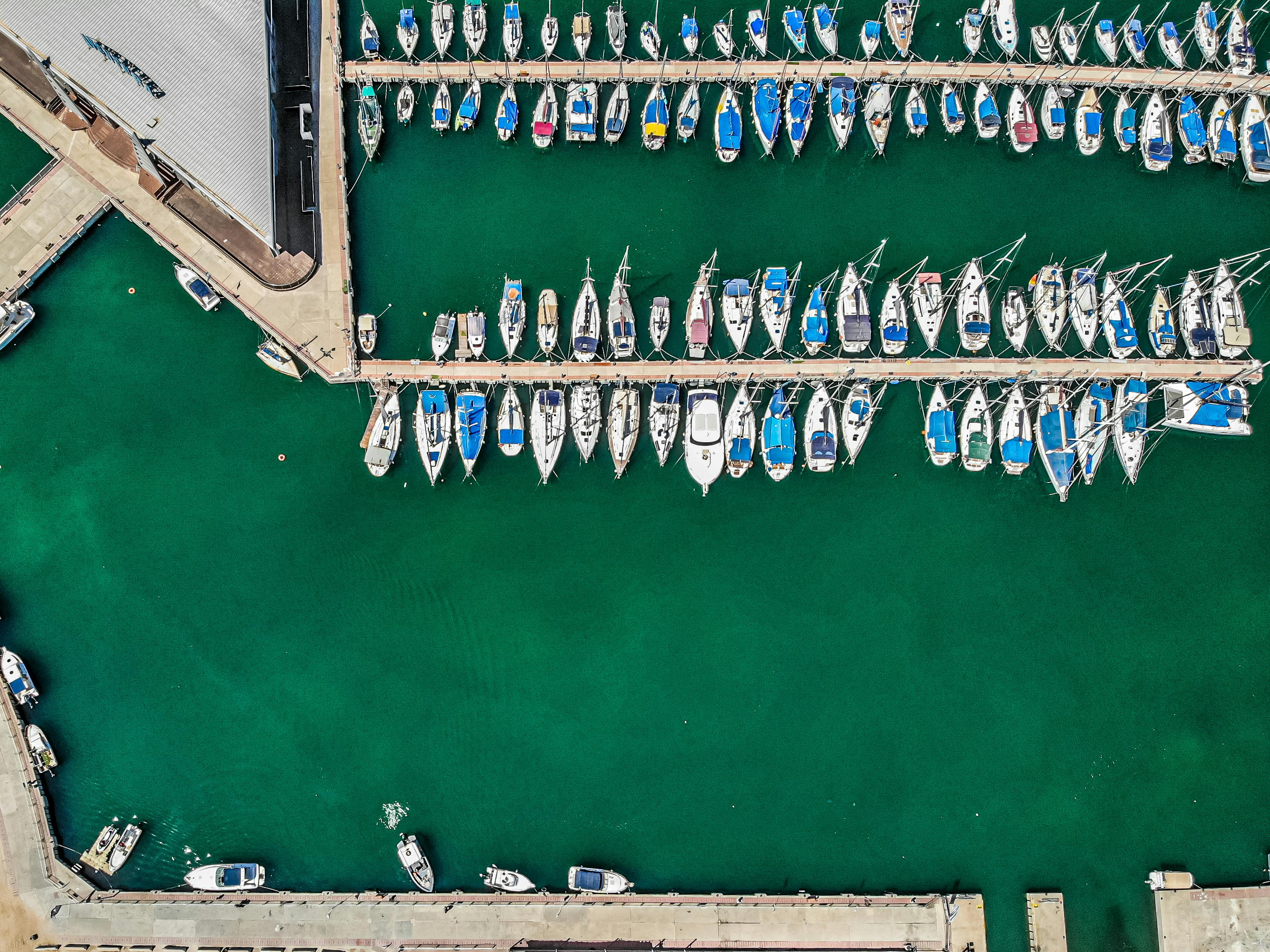 Veleros amarrados en una marina con aguas turquesas brillantes