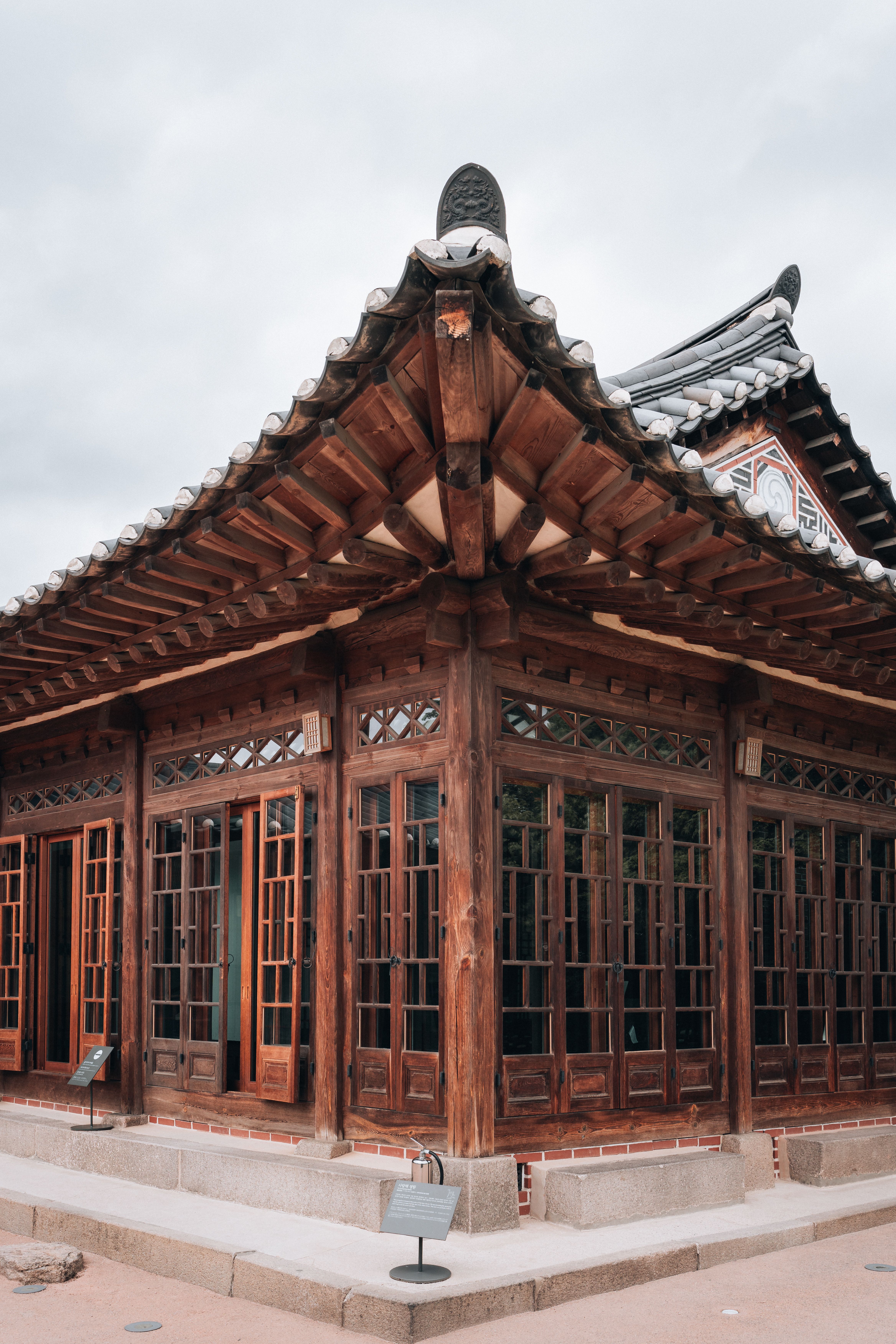 Detail rumah hanok sebagai bagian dari pengalaman mengunjungi desa budaya Korea