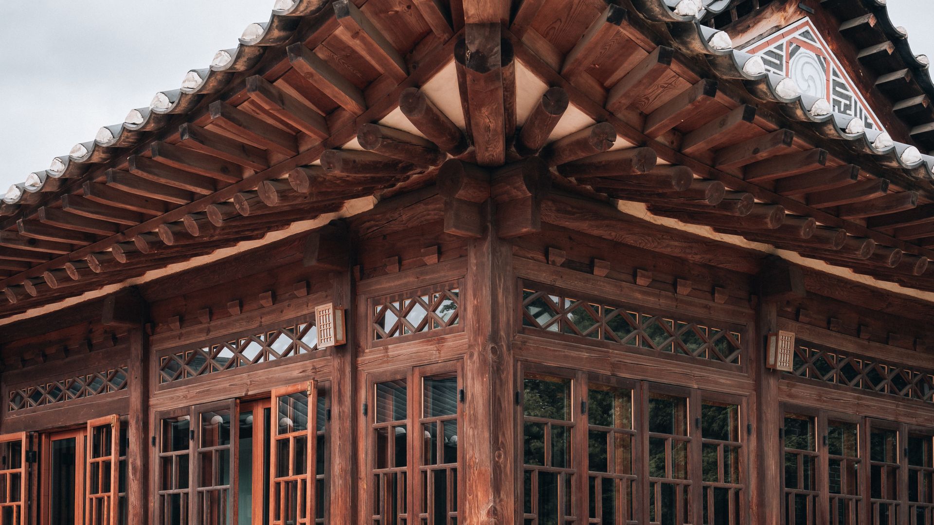Detail rumah hanok sebagai bagian dari pengalaman mengunjungi desa budaya Korea