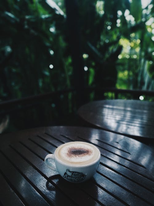 Foto De Café Em Cima De Uma Mesa De Madeira