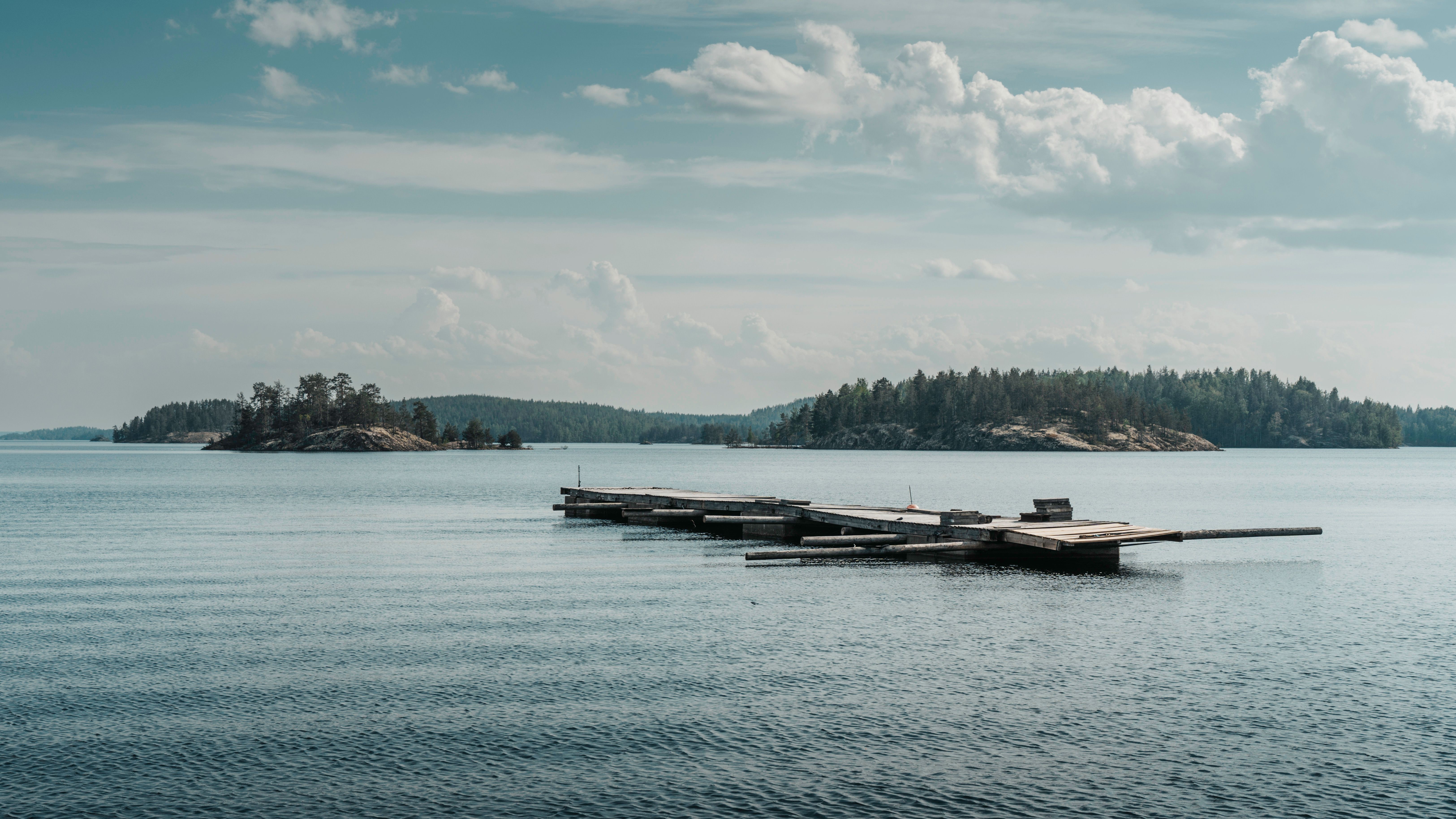 Gratis Vista tranquilla di un molo di legno in un arcipelago finlandese in una giornata di sole. Foto a disposizione