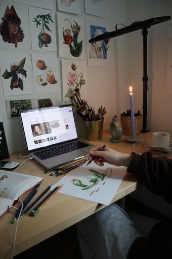 Buyer photo of a desk of printed plates — İclal Çapoğlu Cinal on Pexels