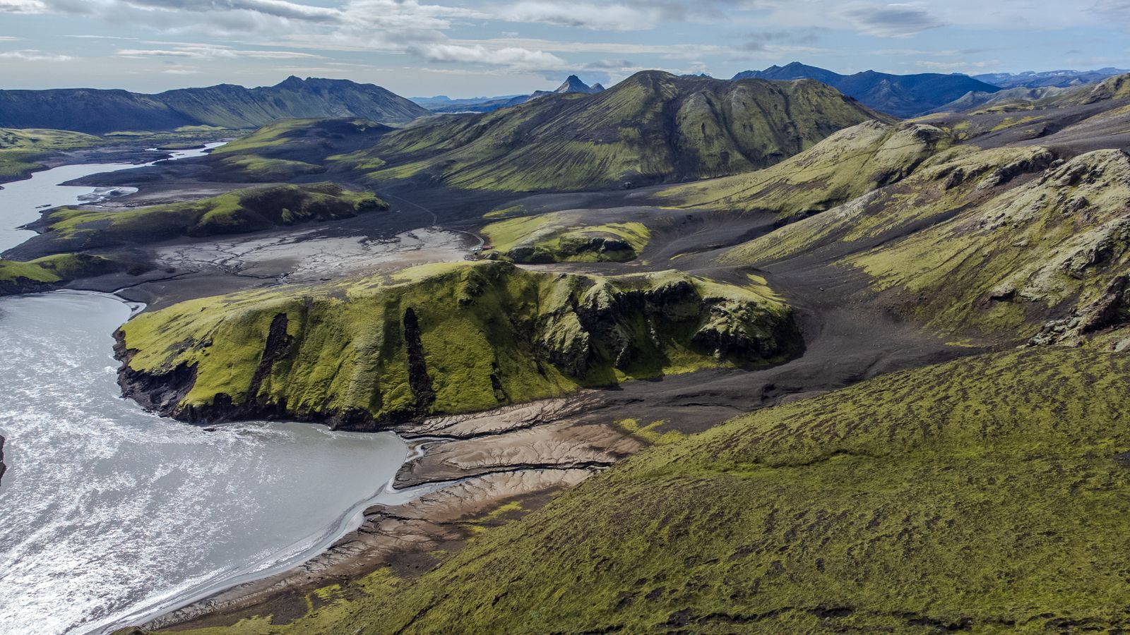 Aerial view of green highlands cut by a winding river, by Hub JACQU on Pexels