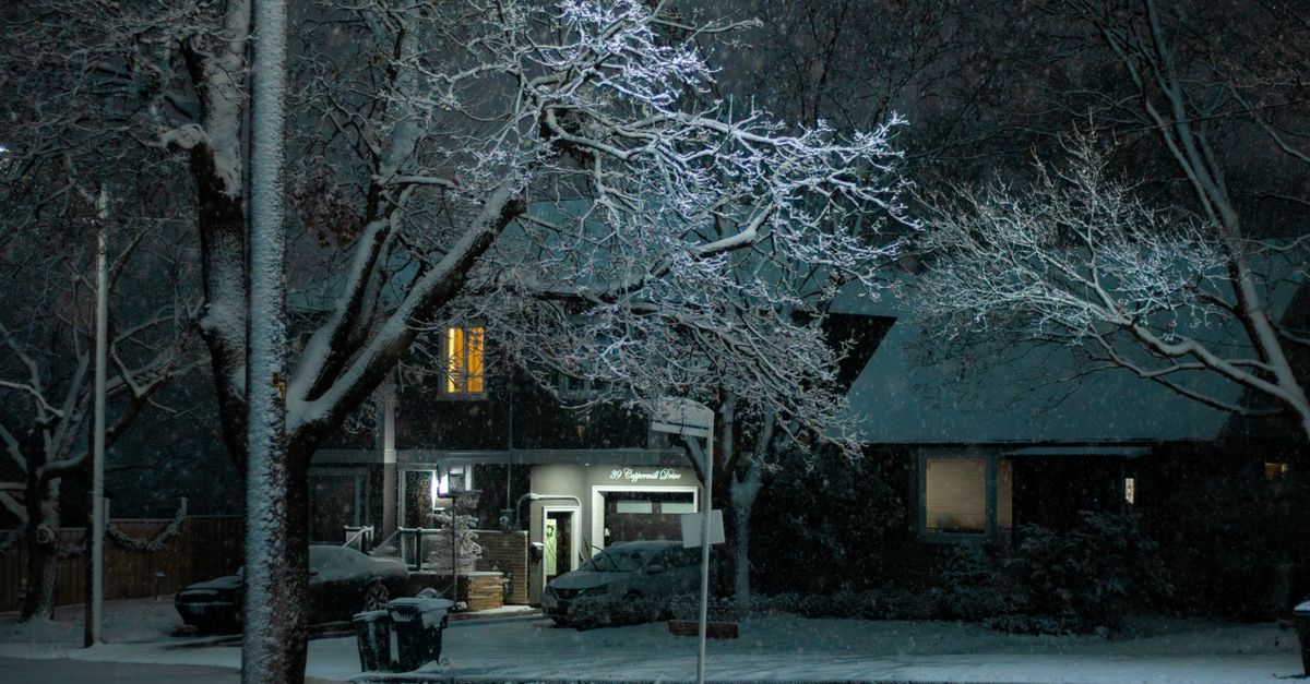 Hand passing house keys after a Toronto home purchase below asking price