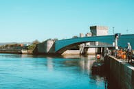 康威城堡宁静的景象和威尔士河上的现代桥梁