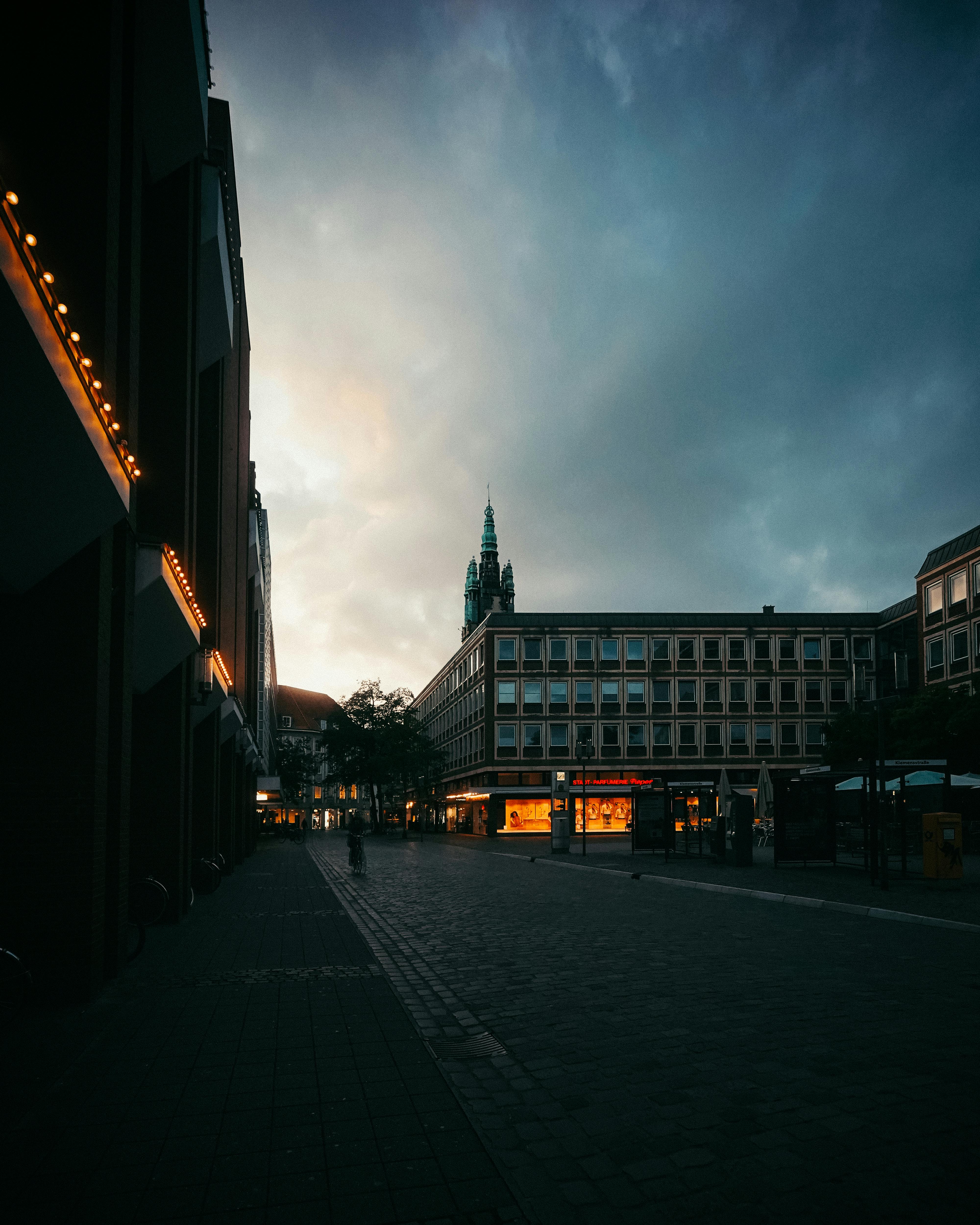 黄昏时分，迷人的城市景观展现着灯火通明的建筑和变幻莫测的天空
