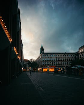 黄昏时分，迷人的城市景观展现着灯火通明的建筑和变幻莫测的天空