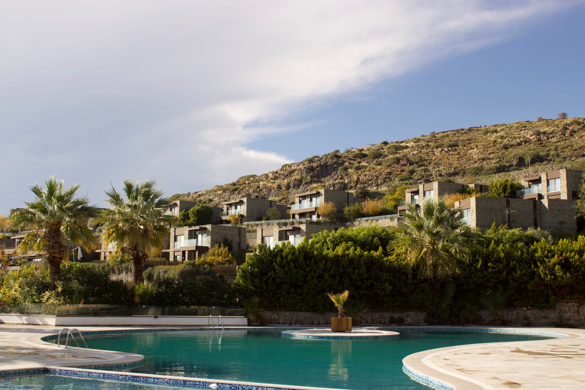 Villa avec terrasse vue mer en Crète orientale, littoral rocheux et eau turquoise