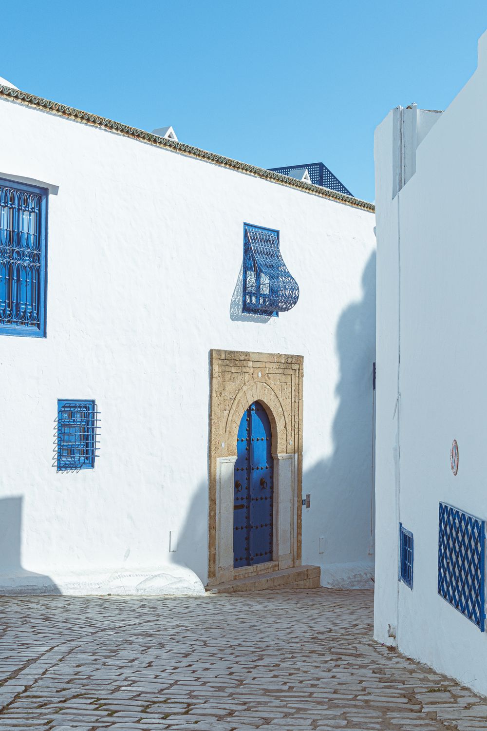 Arquitectura tradicional blanca y azul de Cartago, Túnez