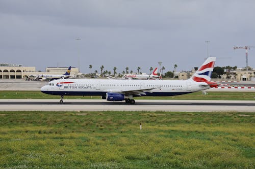 Pilots Battle High Winds for Landings at London Airport