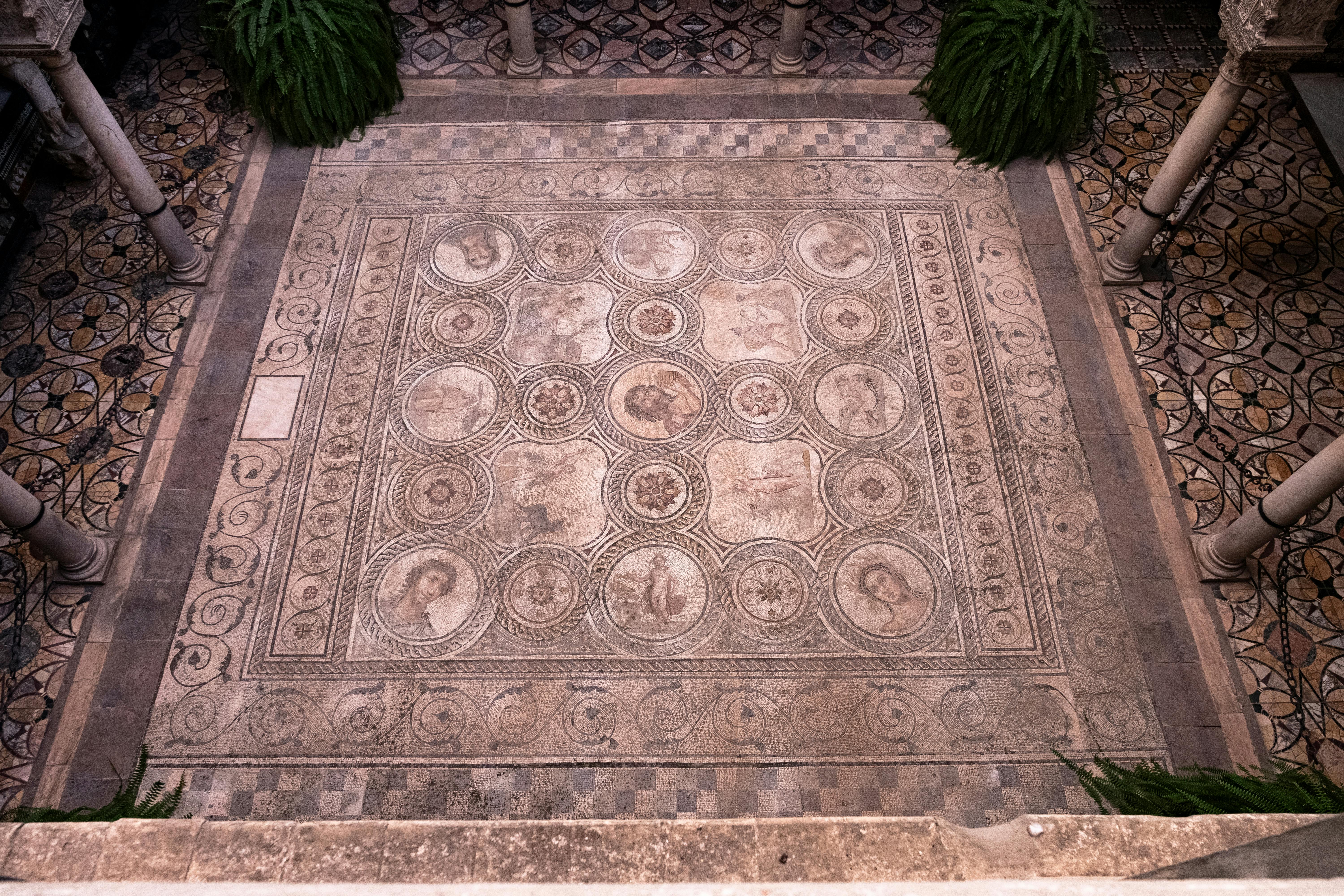 Belle mosaïque ancienne dans une cour de Séville, en Andalousie, présentant des motifs complexes.