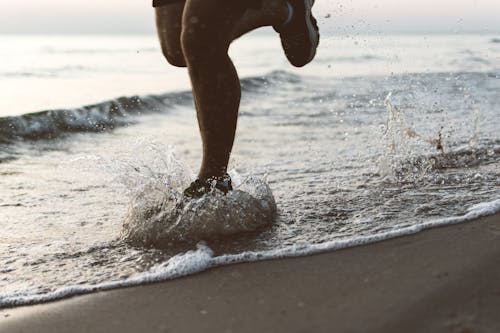 Pessoa Correndo Na Praia