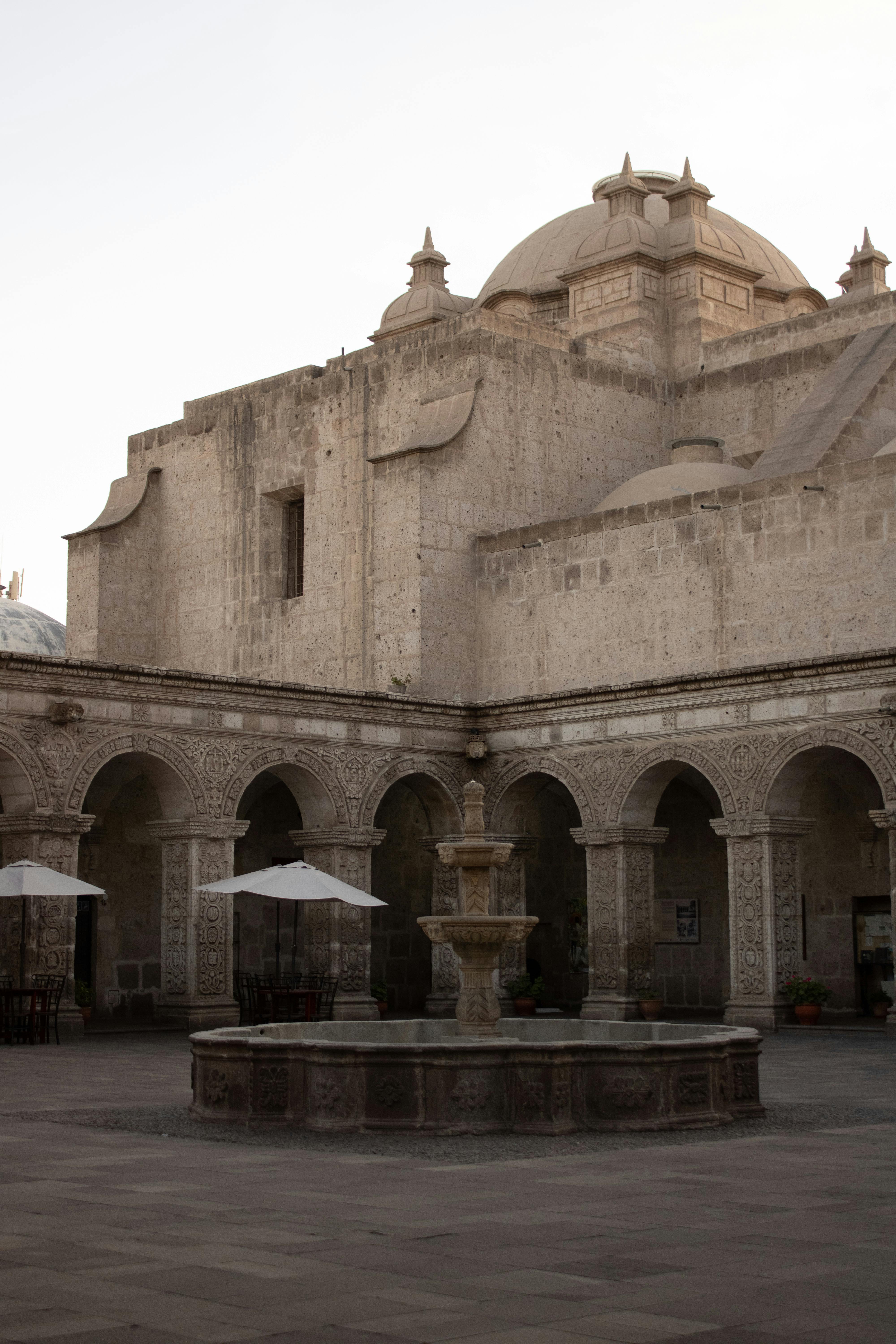 Explore the stunning colonial architecture of a historic courtyard in Arequipa, Perú. Perfect for travel enthusiasts.