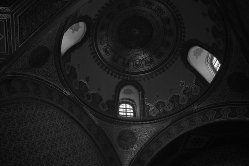 Free Black and white photo of a beautifully detailed mosque dome interior in Istanbul, Türkiye. Stock Photo