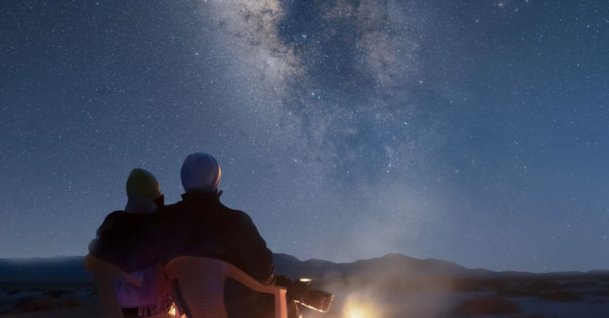 Rüyada Aşk Ateşi Görmek - Rüya Tabiri ve Anlamı - Couple enjoying a campfire under the Milky Way in Iran with a shooting star in view.