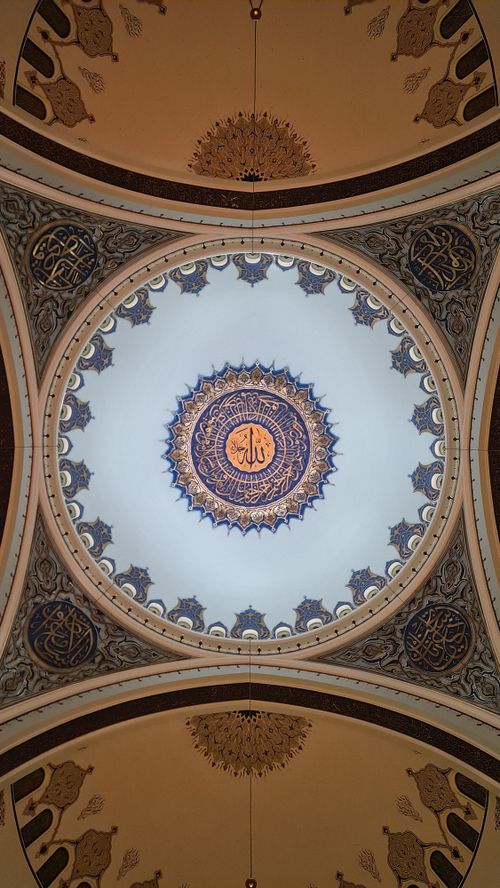 Free Detailed interior dome of a mosque in İstanbul showcasing Islamic calligraphy and artistry. Stock Photo