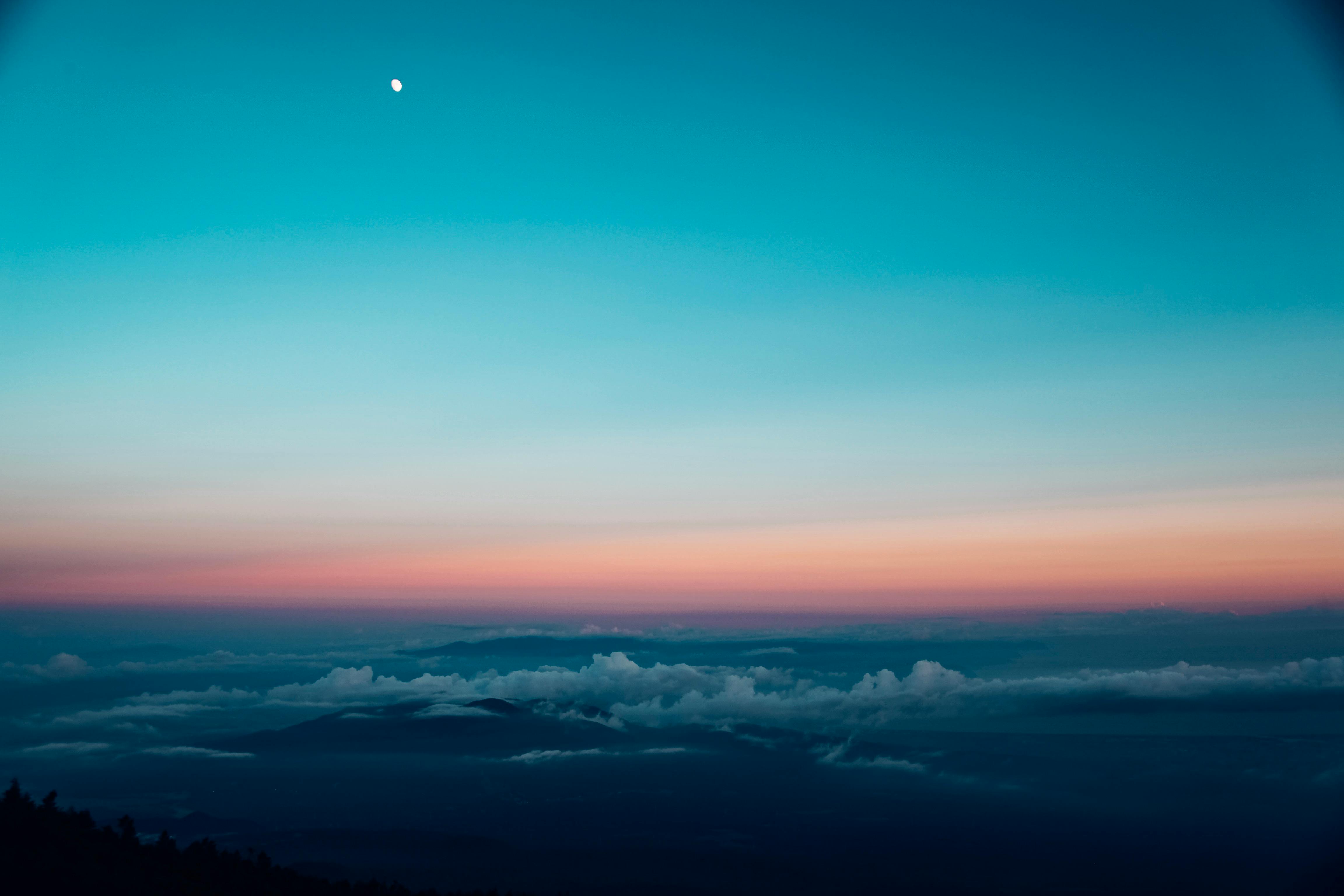 日本黎明时分的天空，景色迷人，云彩与月亮交相辉映