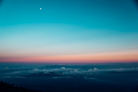 日本黎明时分的天空，景色迷人，云彩与月亮交相辉映