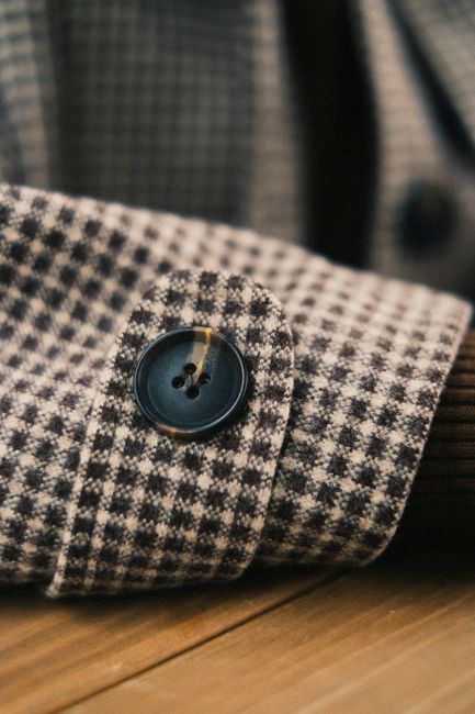 Checked jacket I love right down to the sleeve buttons. I'm weak for details like this
#ootd #styleinspo #brown #jacket